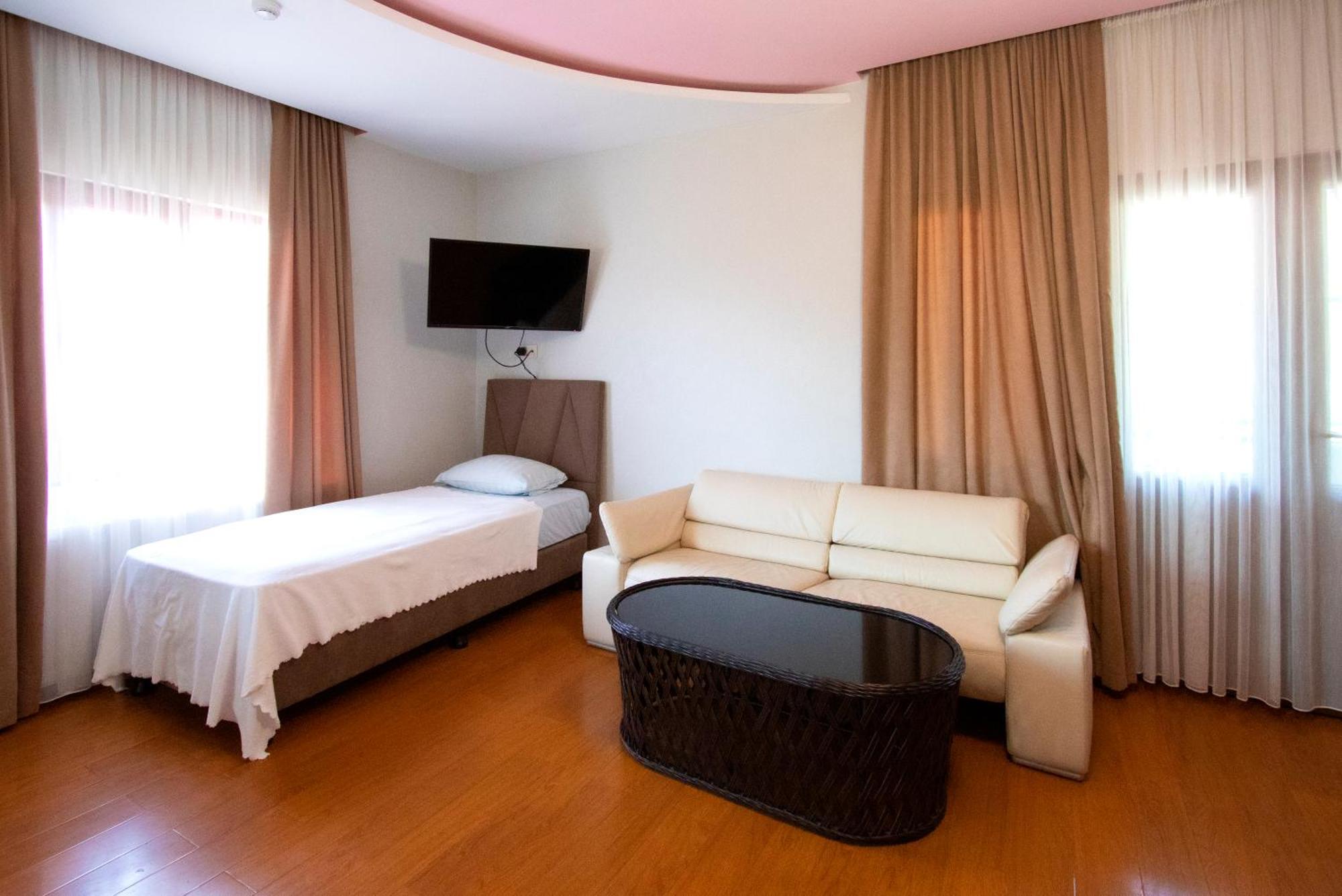 Hotel Smile كوبوليتي المظهر الخارجي الصورة