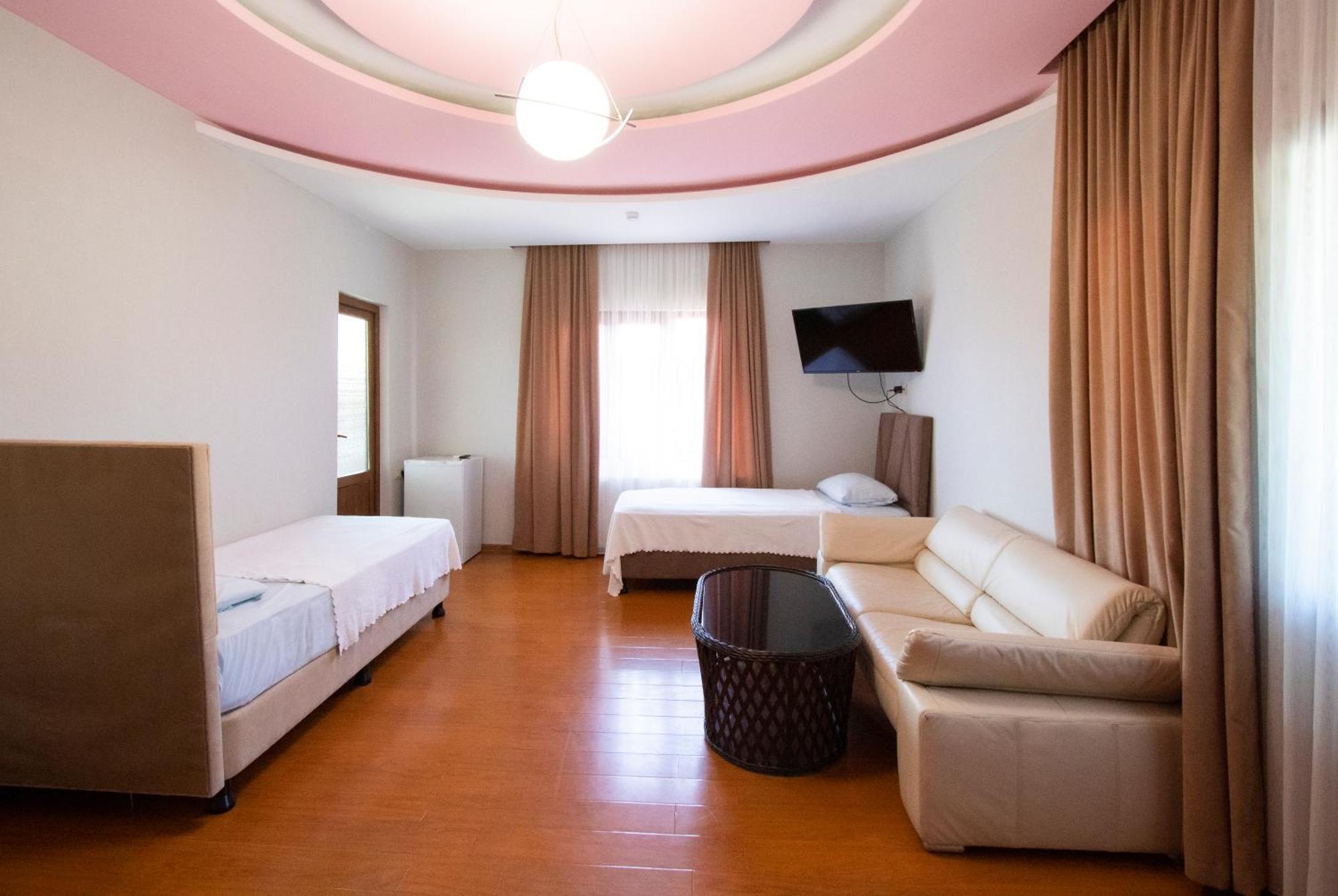 Hotel Smile كوبوليتي المظهر الخارجي الصورة